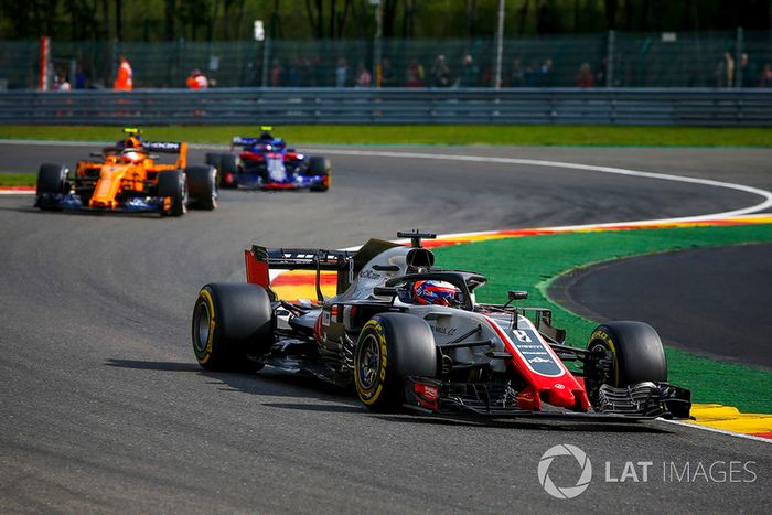 Romain Grosjean, Haas F1 Team VF-18 y Stoffel Vandoorne, McLaren MCL33