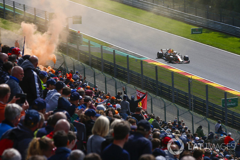 Max Verstappen, Red Bull Racing RB14, passe devant ses fans et un fumigène orange