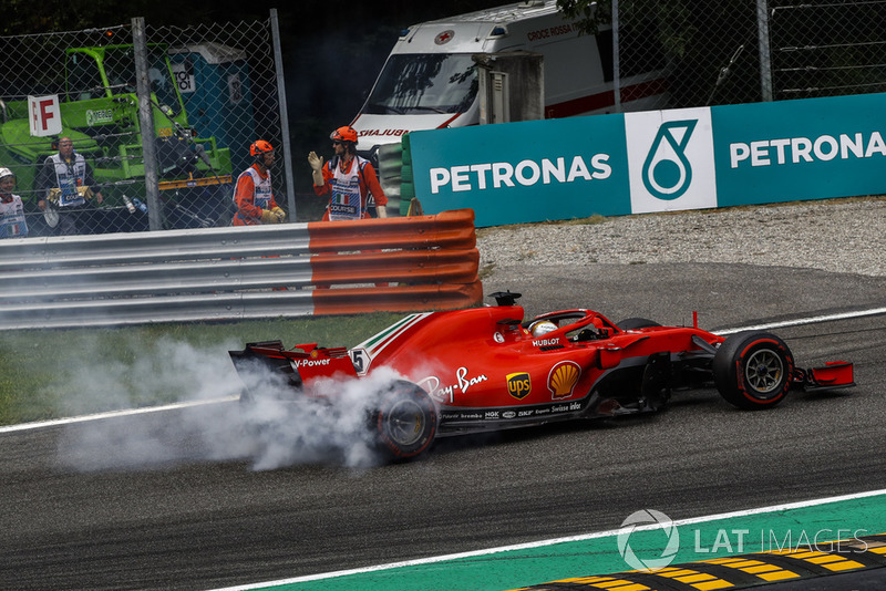 Sebastian Vettel, Ferrari SF71H melintir setelah bersenggolan dengan Lewis Hamilton, Mercedes AMG F1 W09