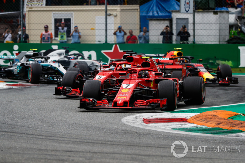Kimi Raikkonen, Ferrari SF71H, lidera Sebastian Vettel, Ferrari SF71H, Lewis Hamilton, Mercedes AMG F1 W09, y Max Verstappen, Red Bull Racing RB14, al comienzo de la carrera