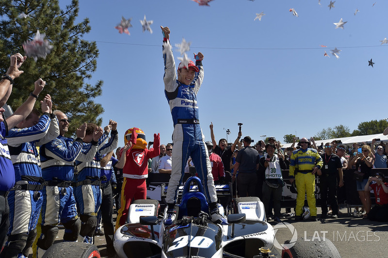 Takuma Sato, Rahal Letterman Lanigan Racing Honda celebrates the win in victory lane