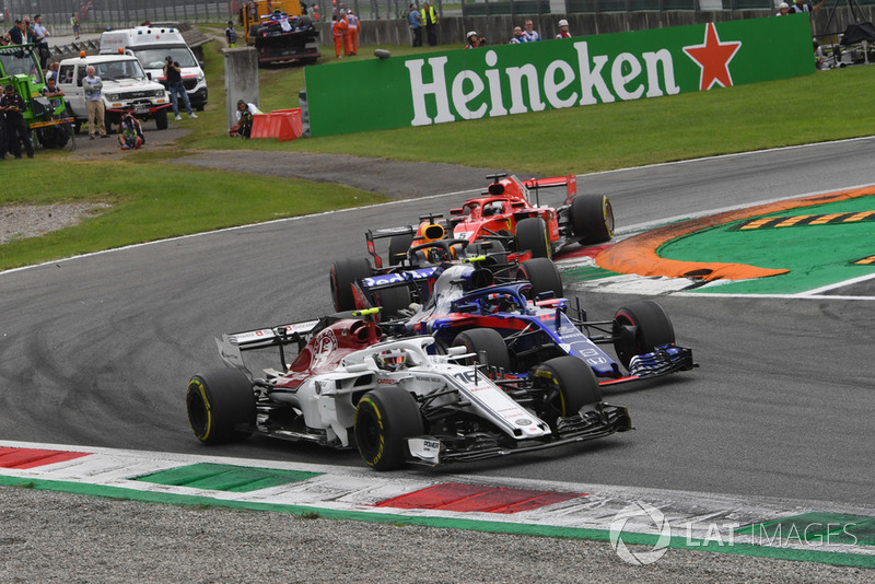 Charles Leclerc, Sauber C37, Pierre Gasly, Scuderia Toro Rosso STR13, Daniel Ricciardo, Red Bull Racing RB14 and Sebastian Vettel, Ferrari SF71H battle