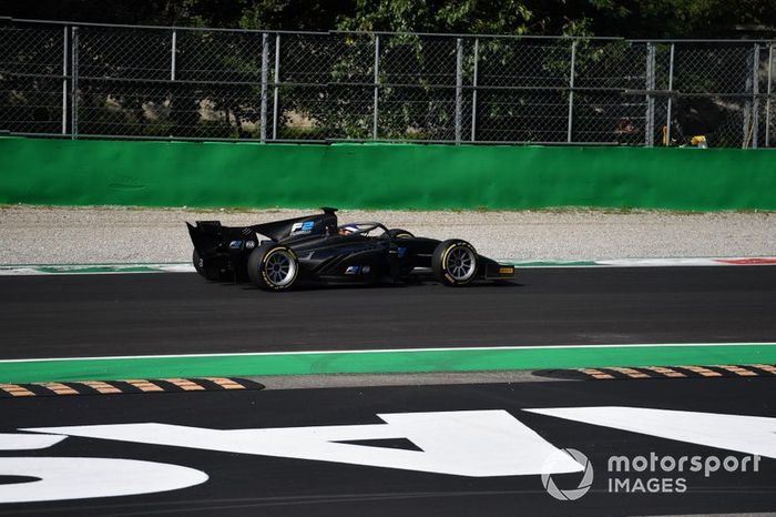 Jean Alesi prueba los nuevos neumáticos Pirelli de 18 pulgadas para las próximas temporada de F2 