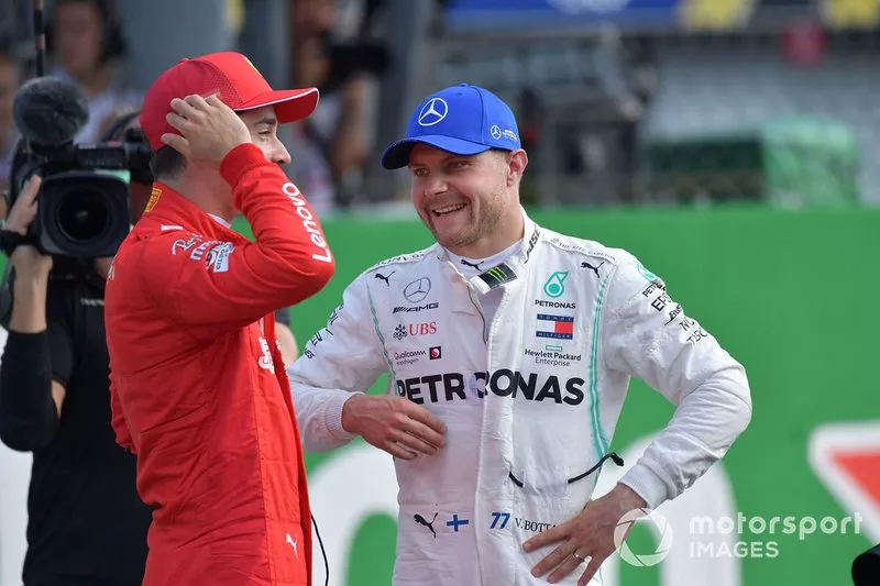 Pole man Charles Leclerc, Ferrari, e Valtteri Bottas, Mercedes AMG F1, sulla griglia dopo le qualifiche
