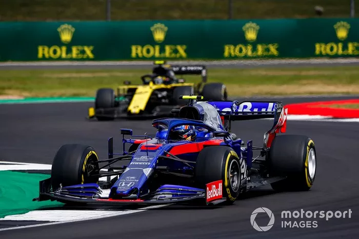 Alexander Albon, Toro Rosso STR14, leads Nico Hulkenberg, Renault F1 Team R.S. 19