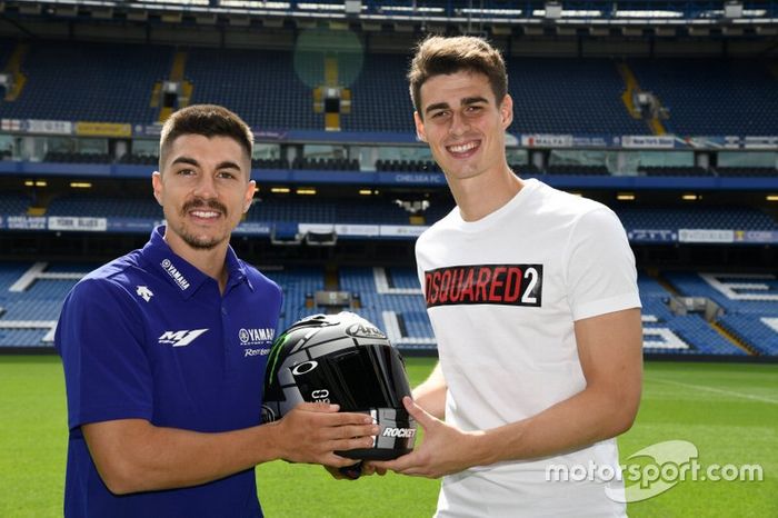 Maverick Viñales (Yamaha) da un casco al portero del Chelsea, Kepa Arrizabalaga