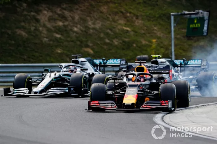 Arrancada Max Verstappen, Red Bull Racing RB15 leads Valtteri Bottas, Mercedes AMG W10 y Lewis Hamilton, Mercedes AMG F1 W10