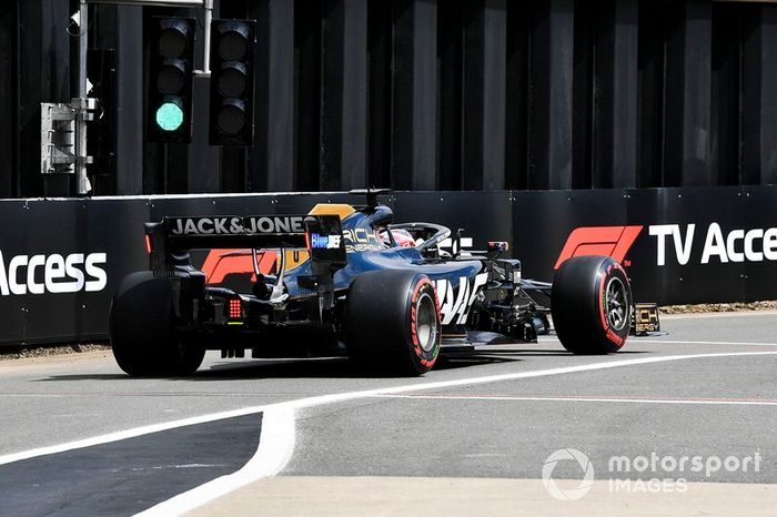 Romain Grosjean, Haas F1 Team VF-19, lascia i box