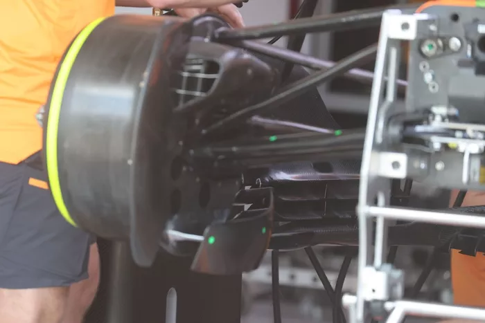 ماكلارين MCL40، التفاصيل الفنية