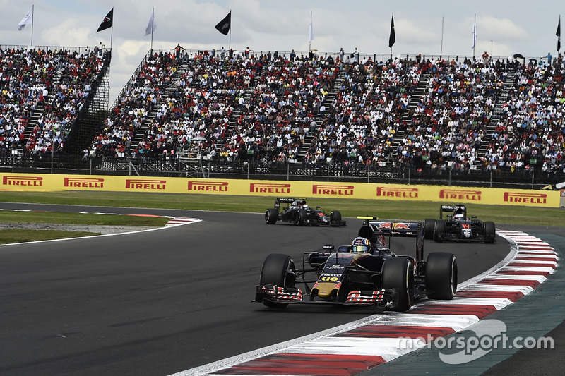 Carlos Sainz, Scuderia Toro Rosso STR11, Fernando Alonso, McLaren MP4-31, Jenson Button, McLaren MP4-31