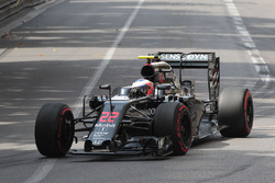 Jenson Button, McLaren MP4-31 met gebroken voorvleugel