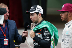 Sergio Perez, Sahara Force India F1, mit Martin Brundle, und Lewis Hamilton, Mercedes AMG F1