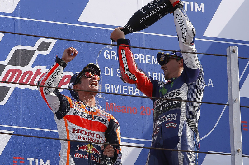 Переможець гонки Дані Педроса, Repsol Honda Team, третє місце Хорхе Лоренсо, Yamaha Factory Racing