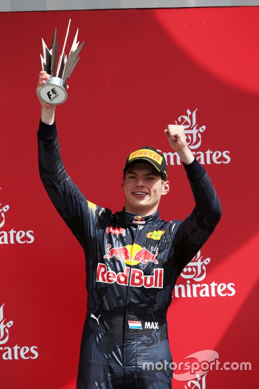 Max Verstappen, Red Bull Racing celebra la tercera posición en el podio (luego fue 2º)