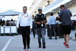 Ron Meadows, Mercedes GP, Teammanager; Lewis Hamilton, Mercedes AMG F1