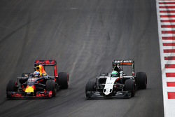 Daniel Ricciardo, Red Bull Racing RB12 e Nico Hulkenberg, Sahara Force India F1 VJM09