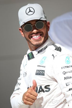 Lewis Hamilton, Mercedes AMG F1, célèbre sa pole position dans le parc fermé