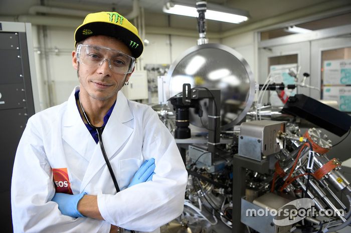 Valentino Rossi, Movistar Yamaha MotoGP visita X Refinería y el R&D Center en Yokohama