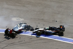 Естебан Гутьєррес, Хаас F1 Team VF-16 і Хюлькенберг, Sahara Force India F1 VJM09 в аварії на старті