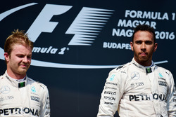 Подиум: Нико Росберг, Mercedes AMG F1, и Льюис Хэмилтон, Mercedes AMG F1