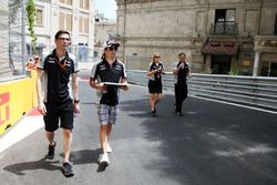 Sergio Pérez, Sahara Force India F1 camina en el circuito