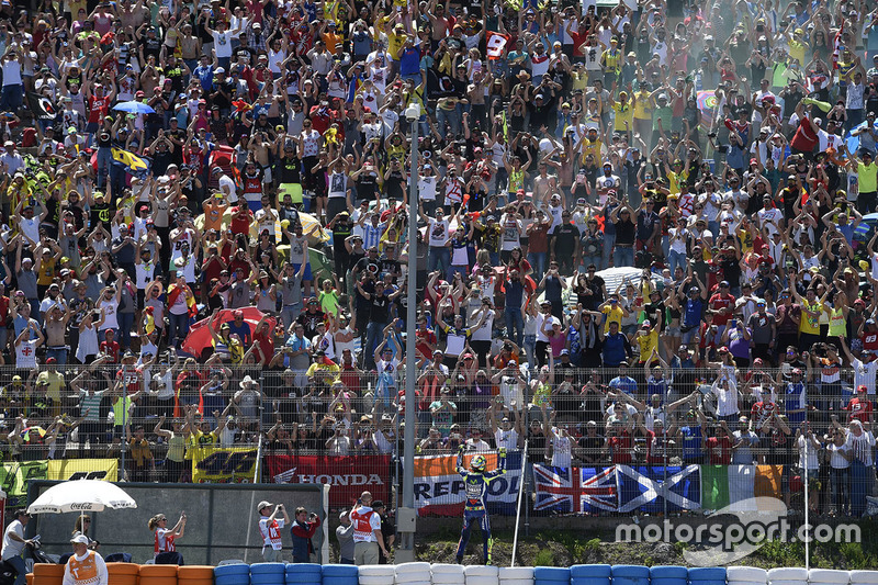 Il vincitore, Valentino Rossi, Yamaha Factory Racing, festeggia con i fan