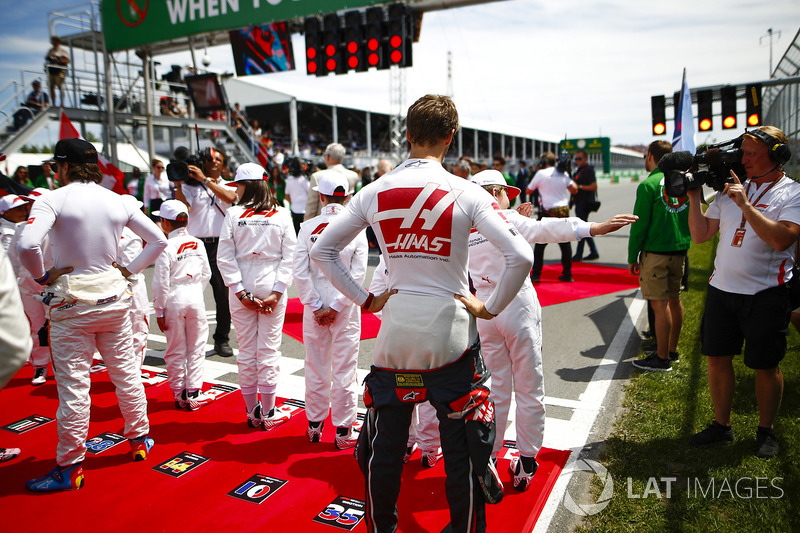 The drivers join the Grid Kids on the grid prior to the start