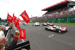 #8 Toyota Gazoo Racing Toyota TS050: Sébastien Buemi, Kazuki Nakajima, Fernando Alonso, #7 Toyota Gazoo Racing Toyota TS050: Mike Conway, Kamui Kobayashi, Jose Maria Lopez, tagliano il traguardo