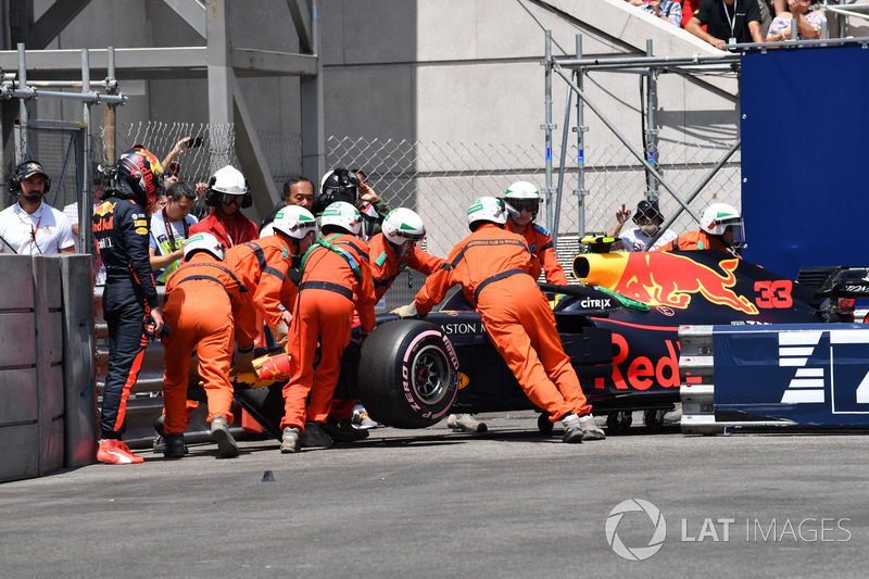 Max Verstappen, Red Bull Racing RB14, después del choque