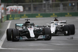 Льюис Хэмилтон, Mercedes AMG F1 W09, и Маркус Эрикссон, Alfa Romeo Sauber C37