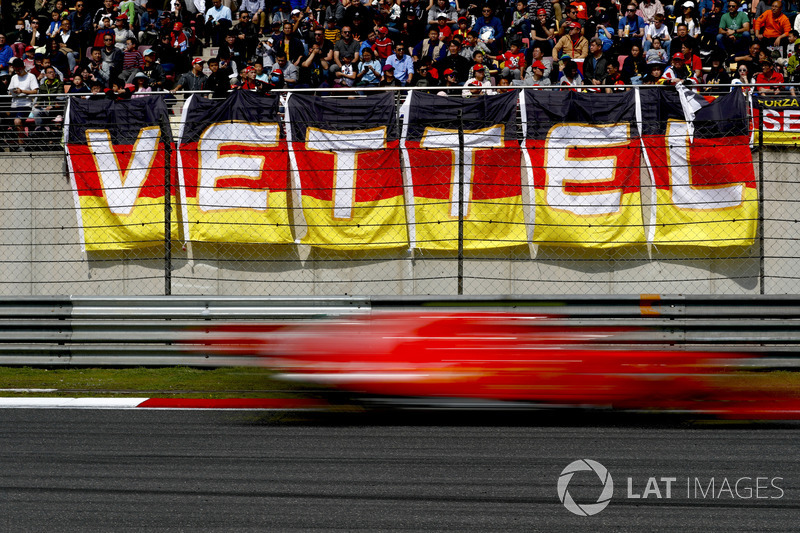 Sebastian Vettel, Ferrari SF71H, passa davanti a una tribuna