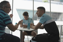 Enea Bastianini e Lorenzo Dalla Porta parlano con il giornalista di Motorsport.com Matteo Nugnes