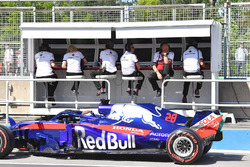Pierre Gasly, Scuderia Toro Rosso STR13 pasa el pórtico de la pared del pozo Sauber