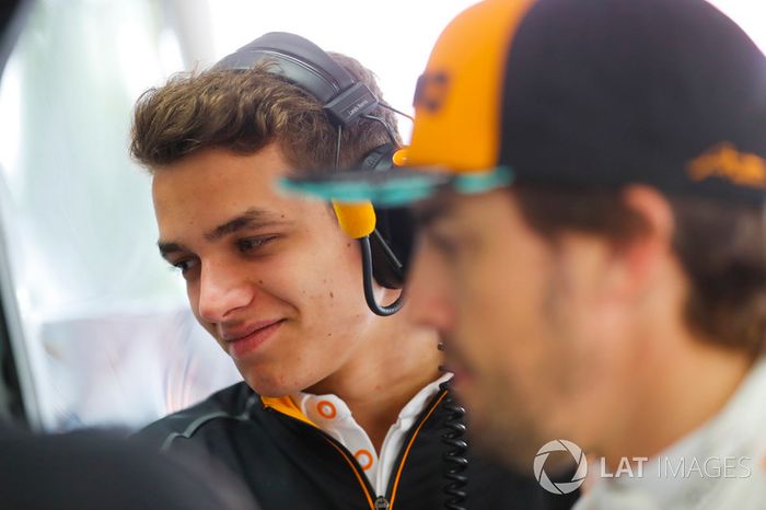 Lando Norris, McLaren, y Fernando Alonso, McLaren