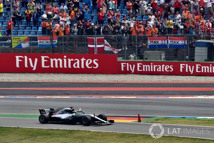 Race winner Lewis Hamilton, Mercedes-AMG F1 W09 celebrates