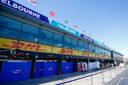 Scuderia Toro Rosso y Haas F1 Team garajes