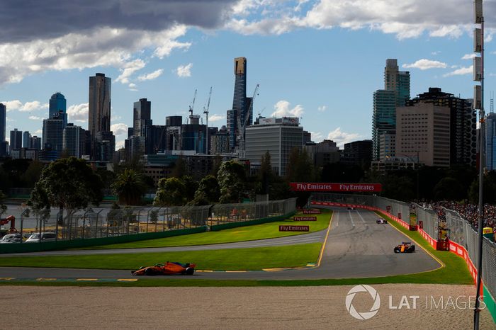 Fernando Alonso, McLaren MCL33 Renault, Stoffel Vandoorne, McLaren MCL33 Renault, y Sergio Perez, Force India VJM11 Mercedes
