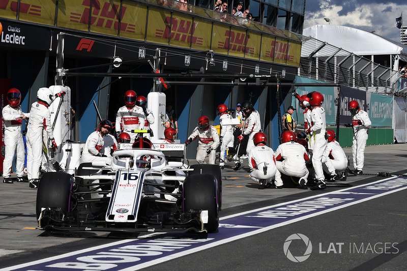 Charles Leclerc, Sauber C37 pit stop