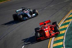 Sebastian Vettel, Ferrari SF71H, precede Lewis Hamilton, Mercedes AMG F1 W09