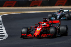 Sebastian Vettel, Ferrari SF71H, precede Lewis Hamilton, Mercedes AMG F1 W09