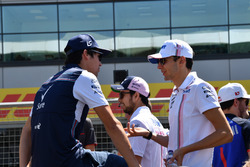 Lance Stroll, Williams and Esteban Ocon, Force India F1 on the drivers parade