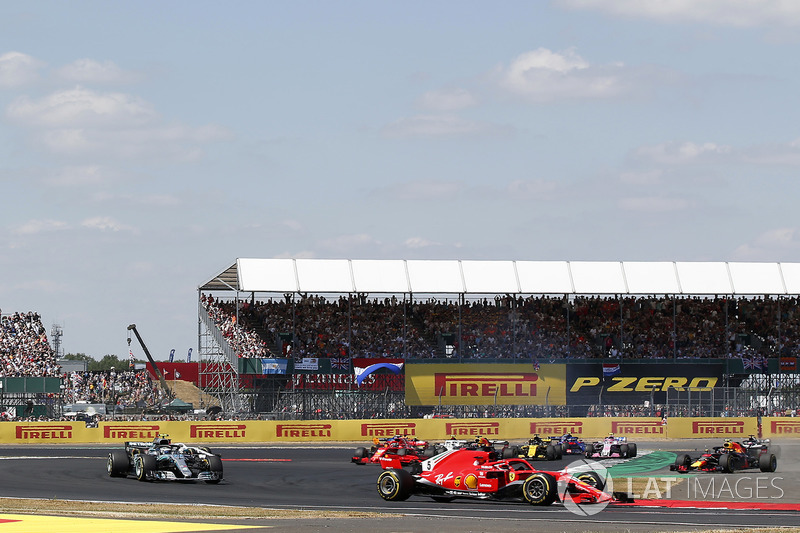 Sebastian Vettel, Ferrari SF-71H lidera a Max Verstappen, Red Bull Racing RB14 y Lewis Hamilton, Mercedes-AMG F1 W09