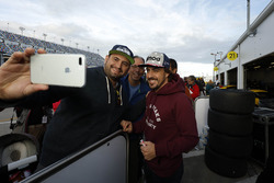 Fernando Alonso, United Autosports with fans