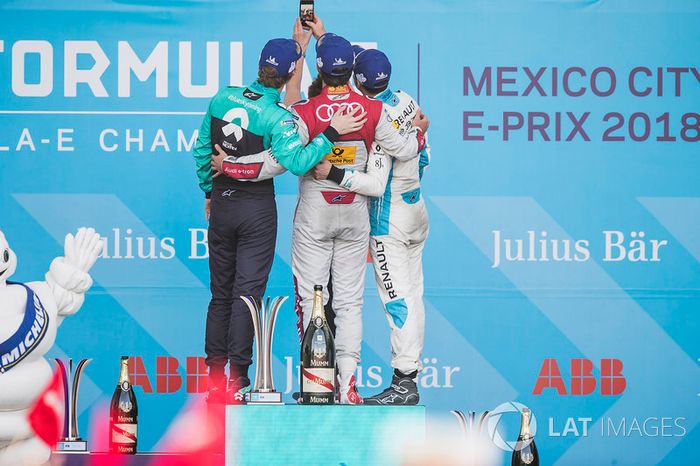 Daniel Abt, Audi Sport ABT Schaeffler, celebra en el podio después de ganar la carrera con Oliver Turvey, NIO Formula E Team, Sébastien Buemi, Renault e.Dams