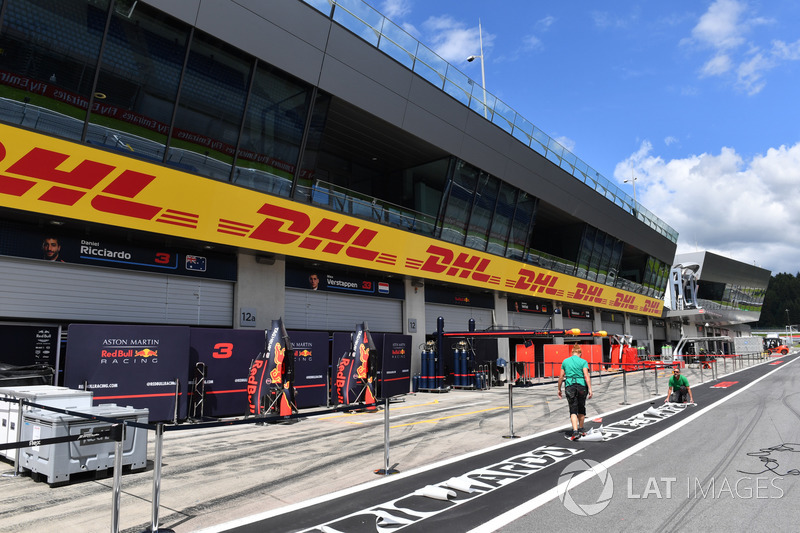Paravento davanti al box della Red Bull Racing