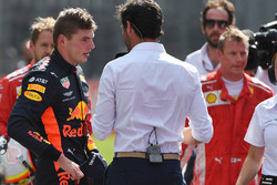 El ganador de la carrera Max Verstappen, Red Bull Racing habla con Mark Webber, en el parque cerrado