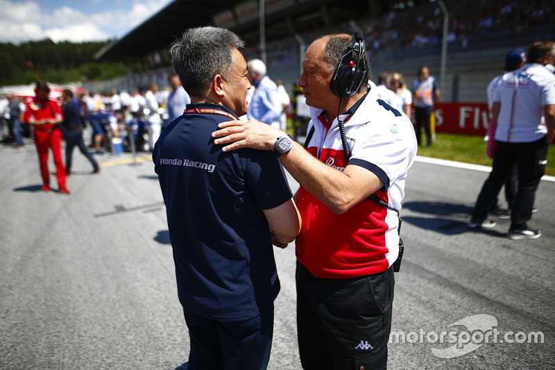 Masashi Yamamoto, manager, Honda Motorsport, et Frederic Vasseur, directeur de Sauber, sur la grille