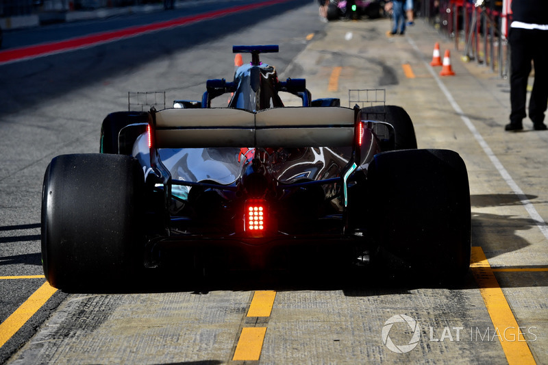 Lewis Hamilton, Mercedes-AMG F1 W09 dengan lampu sayap belakang