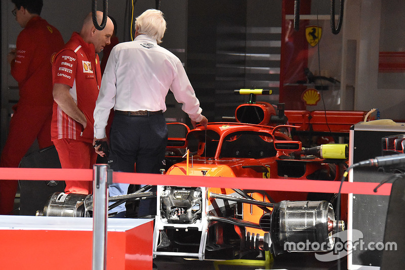 Charlie Whiting, Ferrari SF71H, con gli specchietti montati sull'halo