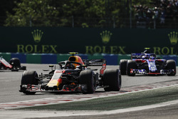 Max Verstappen, Red Bull Racing RB14, leads Pierre Gasly, Toro Rosso STR13